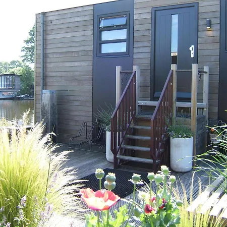 Watervilla-albertje Bed & Breakfast 4*