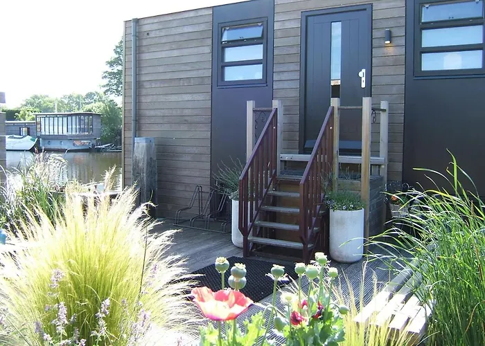 Watervilla-albertje Bed & Breakfast 4*